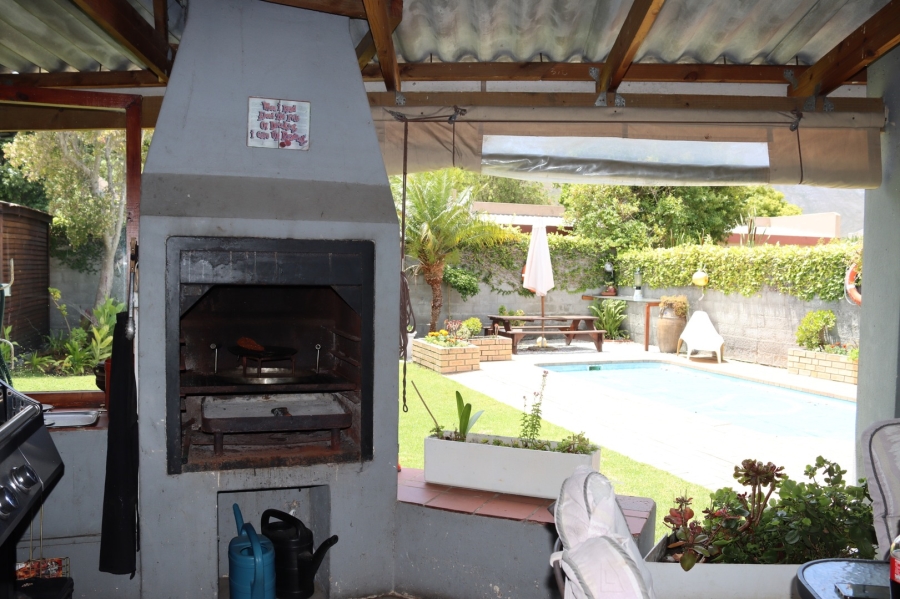 To Let 4 Bedroom Property for Rent in Kleinmond Western Cape